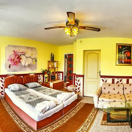 Summer House セインツ・コンスタンティン＆ヘレナ